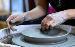 Donazione natalizia: i supermercati Conad donano mille euro per il laboratorio di ceramica della Scuola Saffi di Forlì