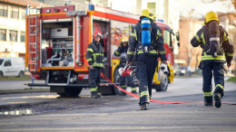 Incendio a Ravenna: vigili del fuoco in azione per domare le fiamme alla Sopred