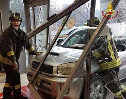 Paura al supermercato: auto sfonda la vetrata e ferisce una persona