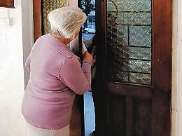 Due truffatori si spacciano per tecnico e agente e svaligiano una coppia di anziani nel quartiere Saragozza 