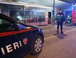Fiamme nel dehor di un bar a Borgo San Giuliano. Nessun ferito ma gli agenti sospettano il dolo