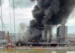 Fiamme a bordo di un'imbarcazione a Ravenna: vigili del fuoco in azione su una nave al terminal container