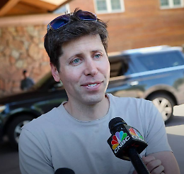 Imprenditore miliardario nel caos: la sorella di Sam Altman lo accusa di violenza sessuale