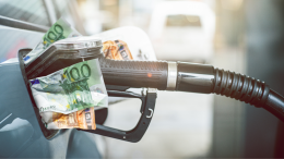 La benzina costa sempre di più ma non le quotazioni petrolifere