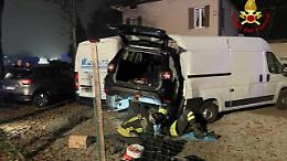Incidente a Modena: auto fuori controllo sfiora la tragedia, vigili del fuoco evitano il peggio