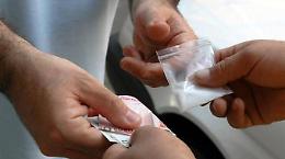 Spaccio di droga all'uscita dell'asilo:  arrestato un pusher, altri tre in fuga
