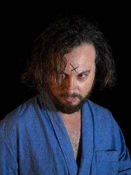"Nella Mente del Mostro: Charles Manson Rivive a Teatro" delle Moline, coinvolgendo il pubblico come giuria