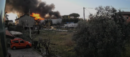Incendio a Viserba: capannone crolla, vigili del fuoco in azione