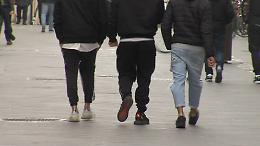 Nuova aggressione in Bolognina: tre giovani picchiano un coetaneo davanti alle scuole elementari