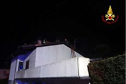 Vergato, incendio nella notte: fiamme distruggono parte del tetto