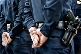 Cinquantenne tenta il suicidio a Bologna ma un poliziotto la salva