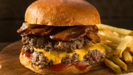 La differenza tra smash burger e hamburger, il nuovo trend è davvero salutare?
