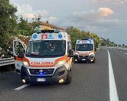 Incidente sulla E45: un camion pieno di polli si ribalta vicino a Casemurate. Traffico in tilt e tre feriti 