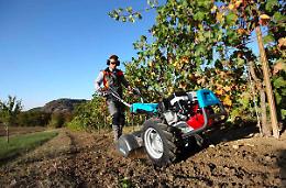 Dramma in azienda agricola: giovane rimane incastrato sotto una motozappa 