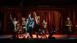 Arturo Brachetti dà il benvenuto agli amanti del teatro in "Cabaret – Il musical" al Diego Fabbri di Forlì