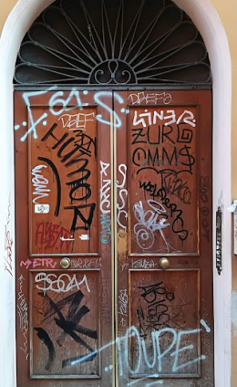 Graffiti in via Capo di Lucca: i residenti chiedono soluzioni concrete