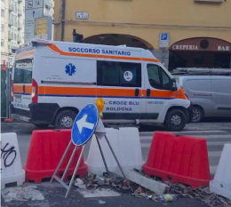 Ambulanza bloccata nel traffico a Bologna tra i cantieri del tram