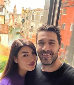 Buffon festeggia 47 anni a Venezia con Ilaria D'Amico e i suoi amici