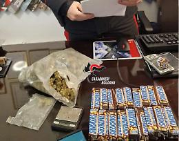 Confezionava l'hashish come barrette di cioccolato: arrestato un 59enne di Bologna per spaccio