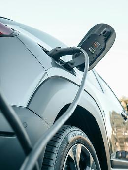 Il costo delle auto elettriche è troppo alto, l'Italia fa un passo indietro