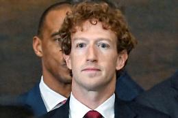Il fondatore di Meta discute l'adattamento alle nuove normative politiche con i dipendenti di Facebook