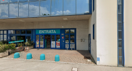 Scoperta a rubare, accoltella il vigilante