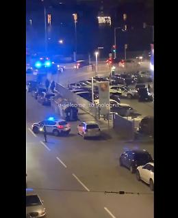 Schianto nella notte a Bologna: auto finisce contro un concessionario Porsche