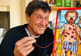 Gianni Morandi nei panni dell'allegro chirurgo per il suo amico Jovanotti