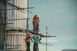 Operai minacciano di lanciarsi da un cantiere per salari non pagati