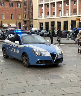 Venditore abusivo di birra aggredisce la polizia a Bologna: arrestato e multato