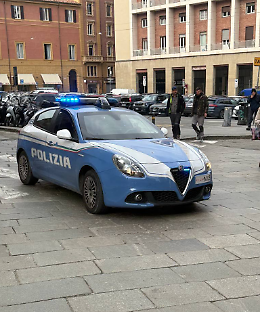 Arrestata 28enne dopo aver aggredito due agenti a Bologna e tentato di sottrarre l'arma di ordinanza