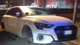 Due diciannovenni arrestati a Calcara per tentato furto di pneumatici: ripresi in video dalla proprietaria dell'auto