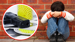 Spara con una pistola a pallini fuori da scuola: 13enne ferito, coetaneo denunciato