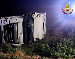 Si ribalta il camion nella notte: conducente estratto dalle lamiere
