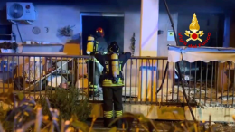 Marito e moglie muoiono nell’incendio di una palazzina, evacuati 42 residenti