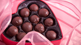 Caro cioccolatini: la crisi climatica fa volare alle stelle il prezzo del cacao