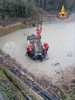 Tragedia sul cavalcavia: auto precipita nel torrente, morta un'88enne