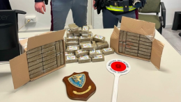 Sfrecciavano in autostrada con 15 kg di droga nel bagagliaio: arrestati due giovani 