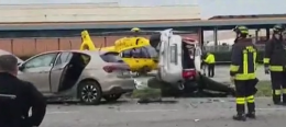 Incidente sulla via Emilia: un malore la causa dello schianto dell'auto contro un tir