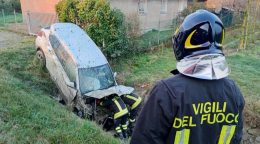 Perde il controllo del suv e finisce in un fosso: un uomo sulla quarantina trasportato in ospedale