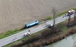 Scontro tra auto e bus di studenti a Ferrara: morta la conducente di 36 anni