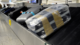 Scoperte strambe all'aeroporto di Zurigo: uomo fermato con la testa di coccodrillo in valigia