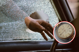 Derubato di un orologio da 40 mila euro, insegue i ladri ma tampona un altro automobilista