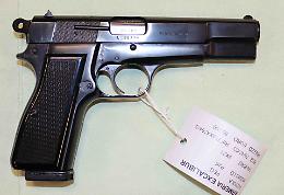 Spunta una pistola mai periziata di Fabio e di...