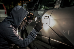 Tenta di rubare un'auto, poi finge un malore e infine aggredisce i carabinieri: arrestato 38enne ghanese a Novellara