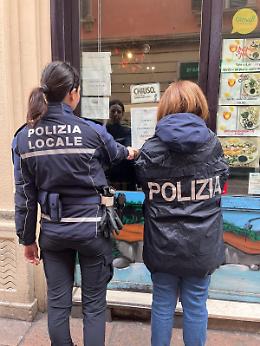 Sequestrati prodotti e multati negozi alla Bolognina