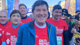 Gianni Morandi corre alla Bologna Marathon e conquista tutti