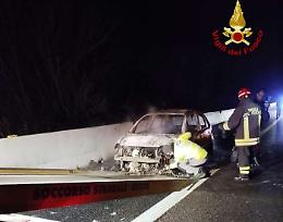 Auto in fiamme sull’A14: traffico bloccato nella notte-FOTO