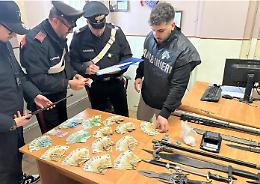 Arrestato 43enne a Medicina: trovato con droghe, armi e 13.800 euro in contanti