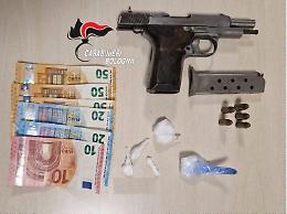 Trovato in casa con una pistola illegale completa di caricatore e cinque proiettili: arrestato 54enne albanese a Bologna